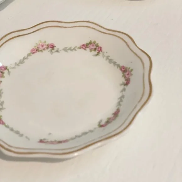 Mini antique, floral china plates - Picture 5 of 6